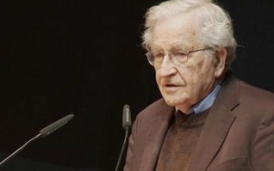 Noam Chomsky en una de sus conferencias.
